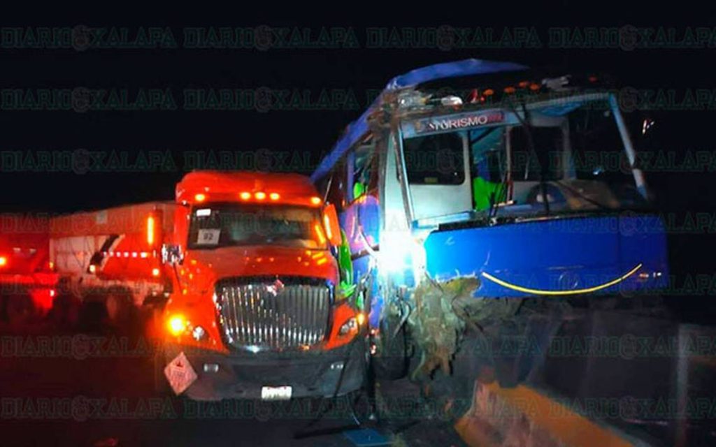 Autobús de Turismo es embestido por tráiler y deja 15 heridos