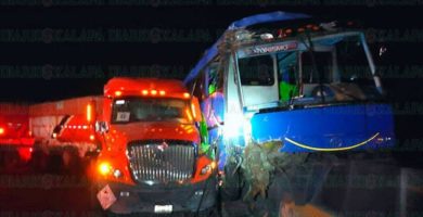 Autobús de Turismo es embestido por tráiler y deja 15 heridos