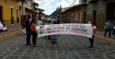 GRUPO DE MUJERES REALIZA PROTESTA EN XICO; SEÑALAN PROBABLES IRREGULARIDADES EN EL AYUNTAMIENTO