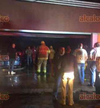 Se incendió auto dentro de la cochera de un domicilio en la avenida Araucarias