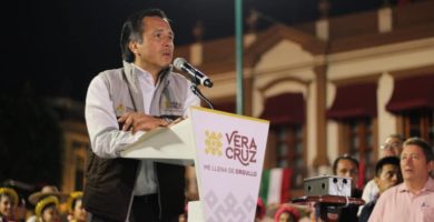 En Xalapa, encabezó el gobernador Cuitláhuac García Jiménez, inicio de festividades patrias