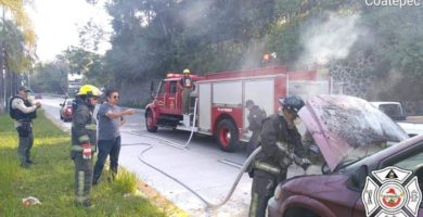 Se incendia camioneta en la carretera Xalapa-Coatepec, a la altura de La Orduña