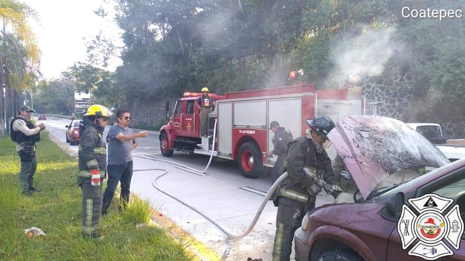 Se incendia camioneta en la carretera Xalapa-Coatepec, a la altura de La Orduña