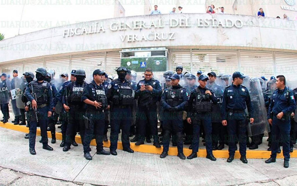 Policías resguardan a la Fiscalía y se arma la trifulca