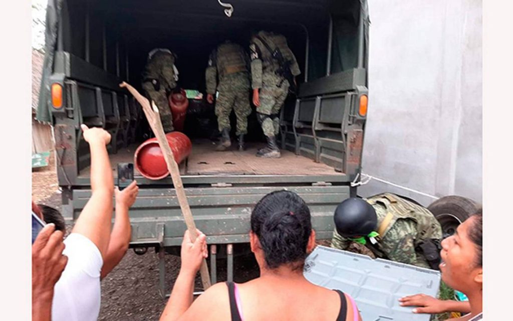 Habitantes armados con palos y machetes encaran a la Guardia Nacional