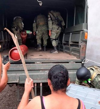 Habitantes armados con palos y machetes encaran a la Guardia Nacional