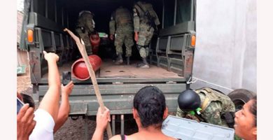 Habitantes armados con palos y machetes encaran a la Guardia Nacional
