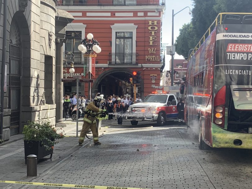 Video: Sufre explosión camión turístico en el Centro Histórico de Puebla | Portal Comunicación Veracruzana