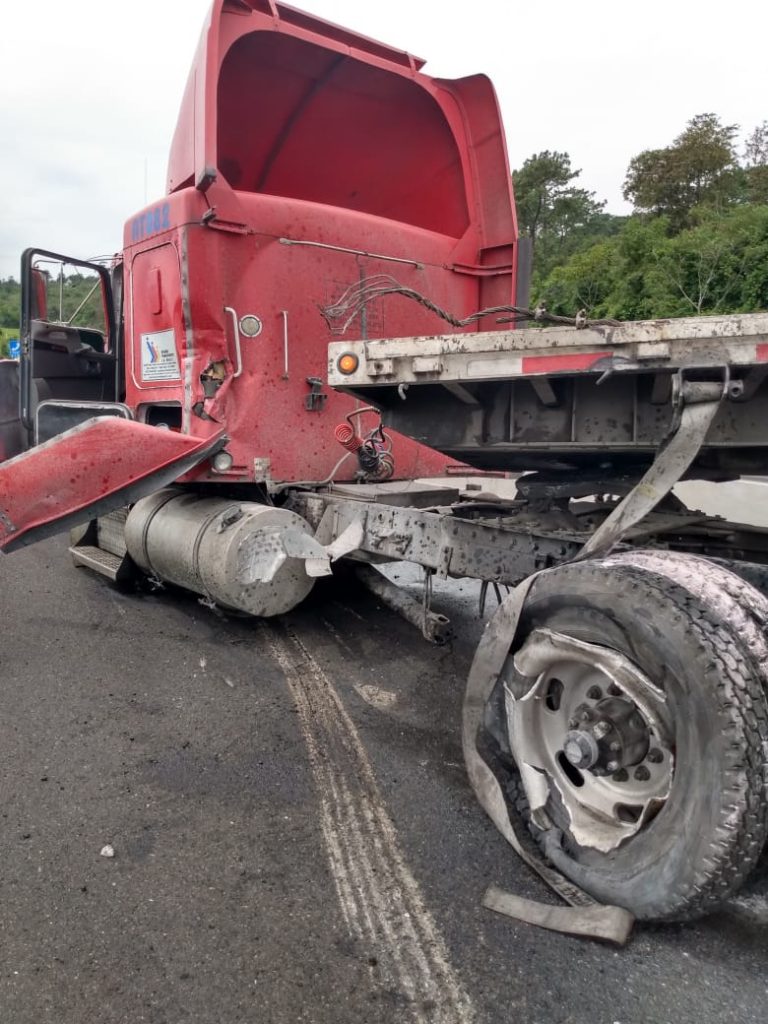 Tráiler se queda sin frenos en la autopista Xalapa-Perote. | Portal Comunicación Veracruzana