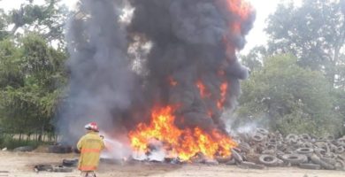 Se registra incendio en centro de acopio de llantas de Martínez de la Torre.