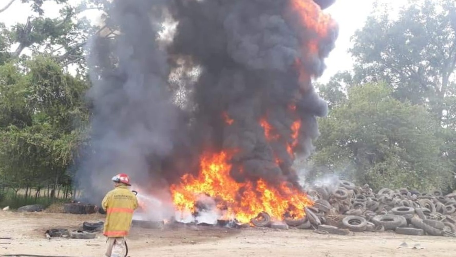 Se registra incendio en centro de acopio de llantas de Martínez de la Torre.