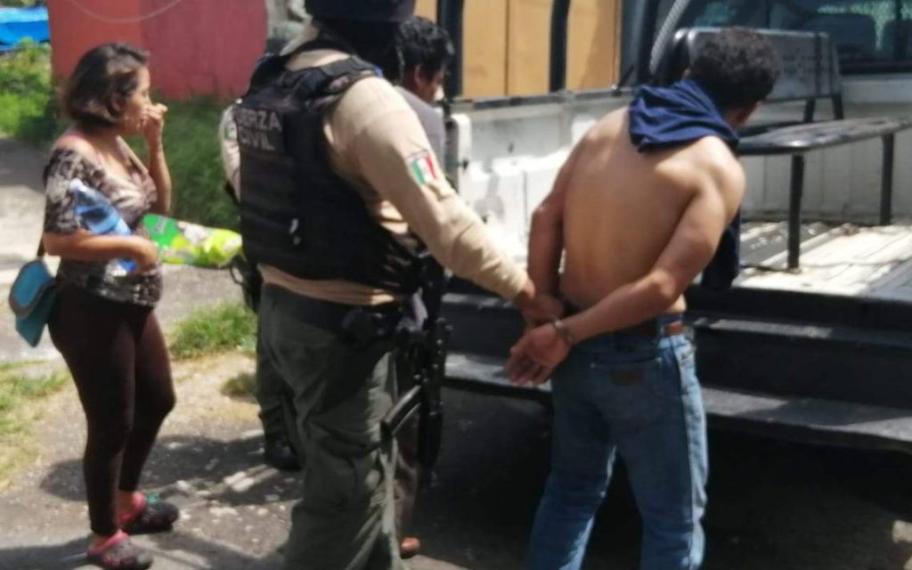 Elementos de la Fuerza Civil atrapan a dos extorsionadores