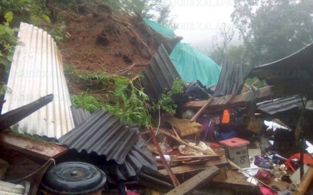 Familia lo perdió todo; cerro destroza su casa, en Xalapa