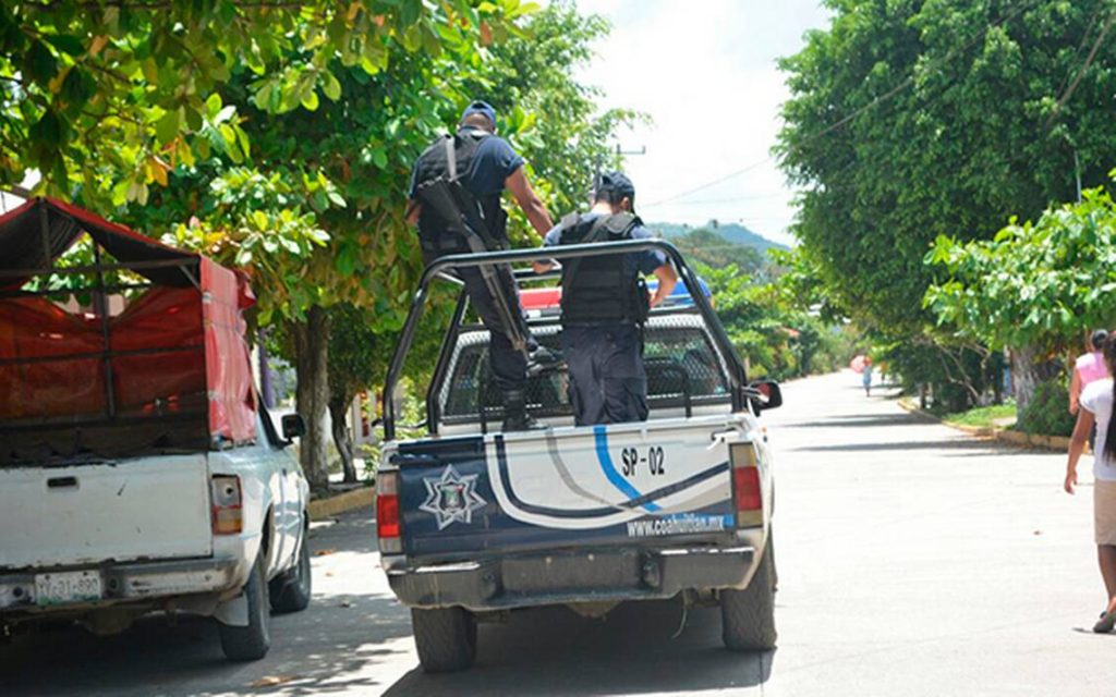 Policía en presunto estado de ebriedad quiso detener a pescadores y lo matan a machetazos