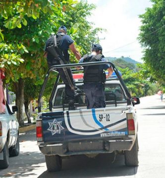 Policía en presunto estado de ebriedad quiso detener a pescadores y lo matan a machetazos
