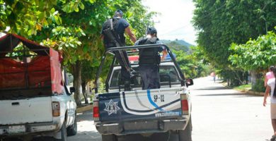 Policía en presunto estado de ebriedad quiso detener a pescadores y lo matan a machetazos