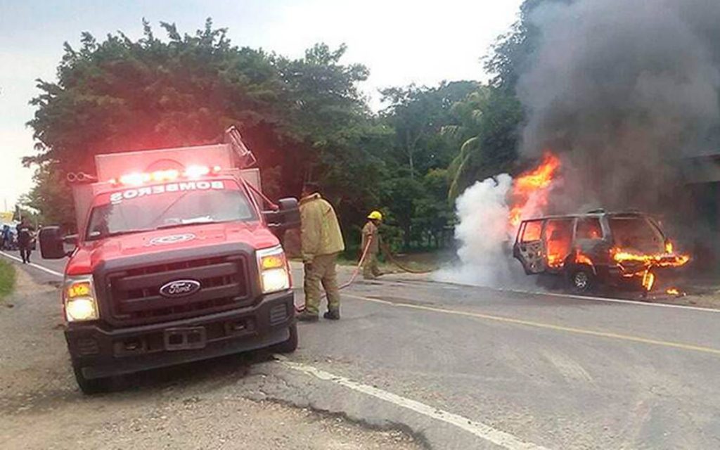 Incendio consume camioneta abandonada en carretera; no hubo lesionados