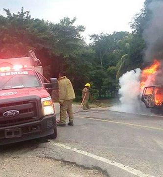 Incendio consume camioneta abandonada en carretera; no hubo lesionados
