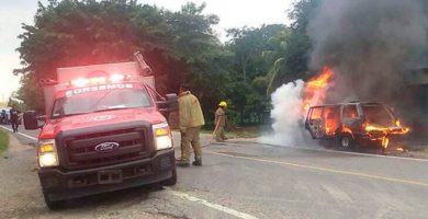 Incendio consume camioneta abandonada en carretera; no hubo lesionados