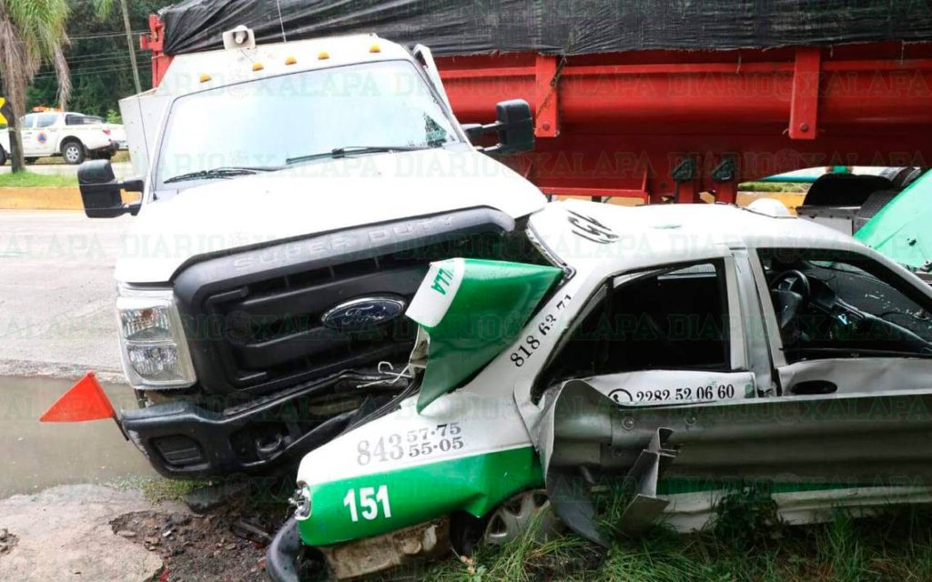 Tractocamión golpea camioneta gasera, taxi y otro auto, en la Xalapa-Coatepec