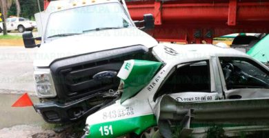 Tractocamión golpea camioneta gasera, taxi y otro auto, en la Xalapa-Coatepec