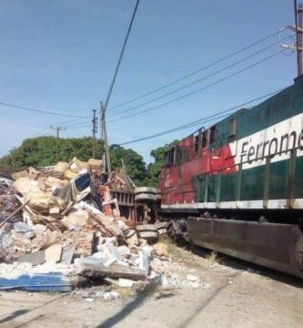 En Amatlán, ¡se lo llevó el tren!; tráiler quería ganarle el paso a ferrocarril | El del Sur