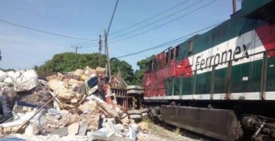 En Amatlán, ¡se lo llevó el tren!; tráiler quería ganarle el paso a ferrocarril | El del Sur