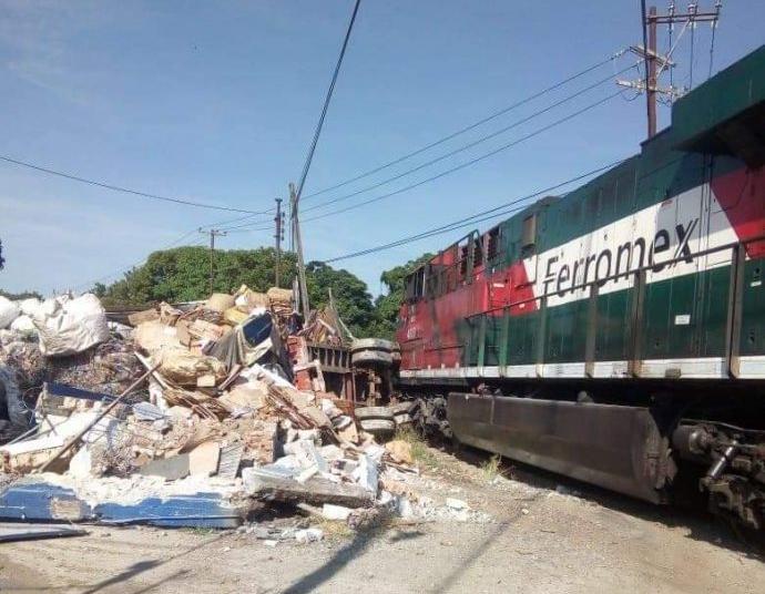 En Amatlán, ¡se lo llevó el tren!; tráiler quería ganarle el paso a ferrocarril | El del Sur