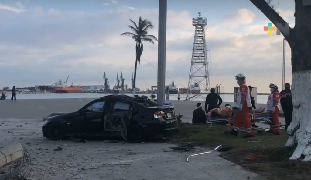 Un joven muerto y lesionados deja choque contra poste en Veracruz puerto