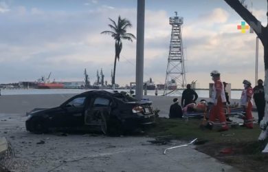 Un joven muerto y lesionados deja choque contra poste en Veracruz puerto