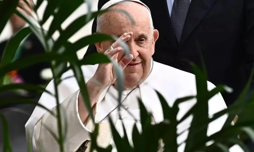 Papa Francisco estable, tras operación de hernia en Roma