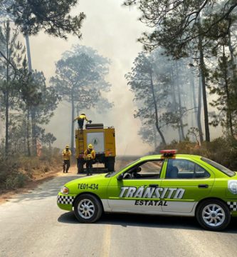 Cierran tramo carretero en Perote debido a incendio forestal