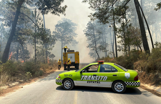 Cierran tramo carretero en Perote debido a incendio forestal