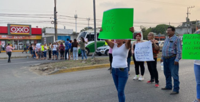 Bloquean carretera federal para exigir localización de alumno del Tecnológico de Veracruz