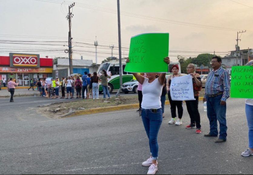 Bloquean carretera federal para exigir localización de alumno del Tecnológico de Veracruz