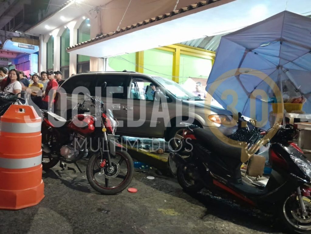 Vehículo se queda sin freno y daña 5 motos y un puesto de papas