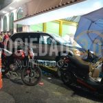 Vehículo se queda sin freno y daña 5 motos y un puesto de papas