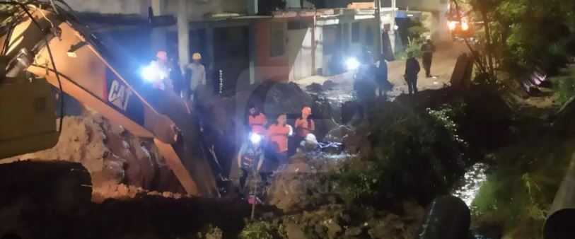En Xalapa, fallece uno de los dos trabajadores sepultados por alud de tierra
