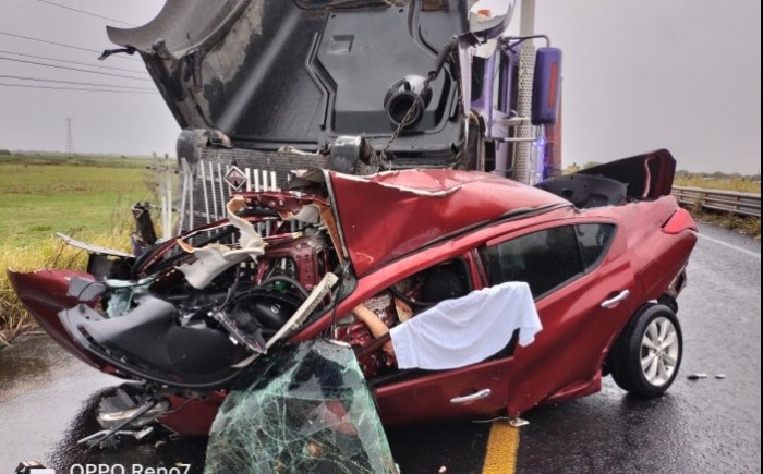 Joven conductor muere prensado al chocar con tráiler en Alvarado