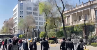 Encapuchados lanzan petardos en la Segob tras marcha por Ayotzinapa