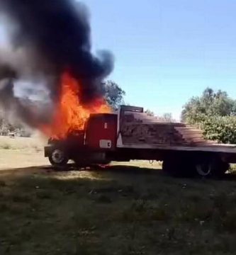 Pobladores queman camión de supuestos talamontes en Ocuilan, Edomex