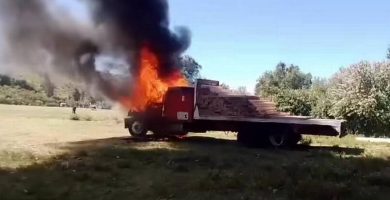 Pobladores queman camión de supuestos talamontes en Ocuilan, Edomex