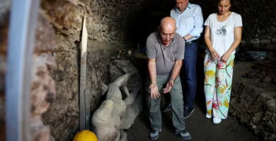 Encuentran estatua de mármol de dios griego en alcantarilla cerca de Grecia