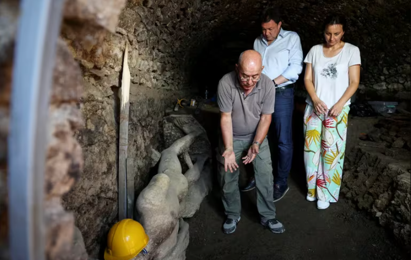 Encuentran estatua de mármol de dios griego en alcantarilla cerca de Grecia