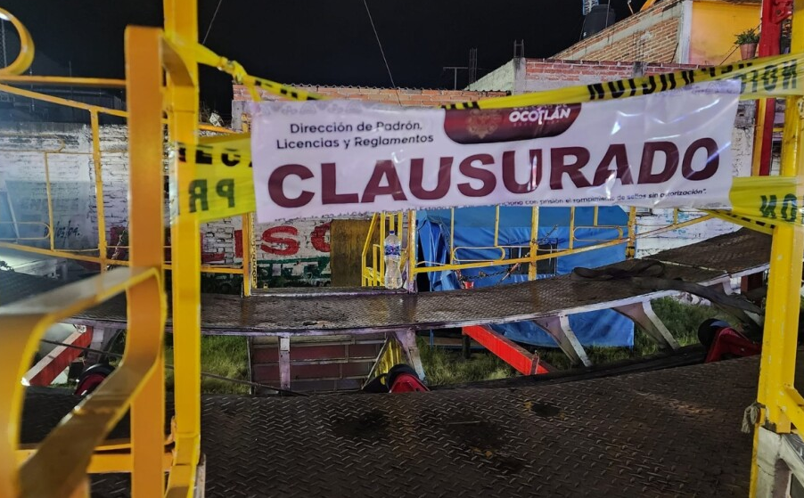 Clausuran juego mecánico de la Feria de Ocotlán por dejar a cinco personas atrapadas en lo más alto